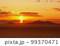 冬の知床半島・国後島から登る日の出 99370471