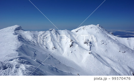 冬の知床半島・東岳から見た知円別岳と硫黄山 99370476