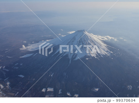 冬の富士山（飛行機内より撮影） 99370634