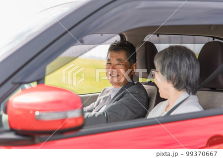 車を運転する高齢者夫婦（ドライブ・シニア・男女） 99370667