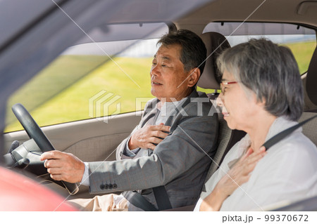 交通事故を回避して安心する高齢者夫婦（シニア・男女） 99370672