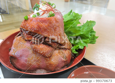 超大盛のローストビーフ丼 99370673