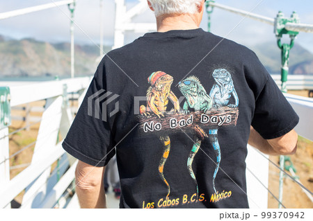 くろいTシャツの高齢男性の背中 くろいTシャツの高齢男性の背中 99370942