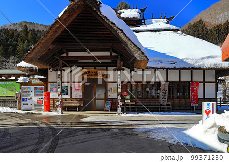 会津鉄道湯野上温泉駅　茅葺き屋根の駅舎湯野上温泉駅 99371230