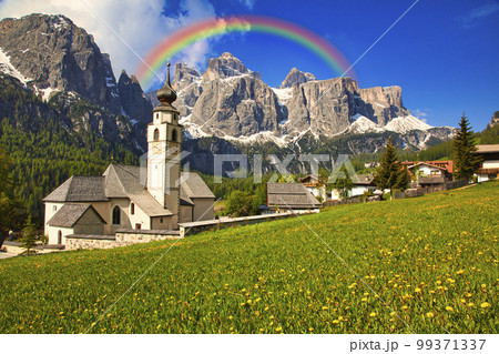 ドロミティ地方の美しい春の情景 99371337