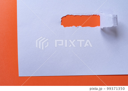 穴の開いた白い画用紙 穴の開いた白い画用紙 99371350
