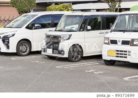 駐車場に並んだ車 99371699