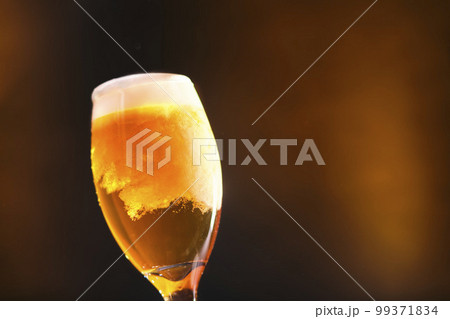 温かみのあるビール 青背景 温かみのあるビール 青背景 99371834