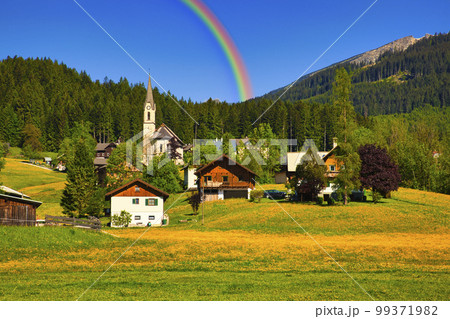 ゴーザウ村の春の美しい情景 99371982
