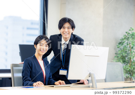 ビジネス　男女　パソコン 99372290