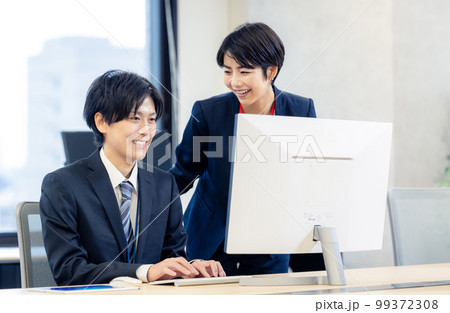 ビジネス　男女　パソコン 99372308