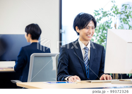 ビジネスマン 男性 オフィス ビジネスマン 男性 オフィス 99372326