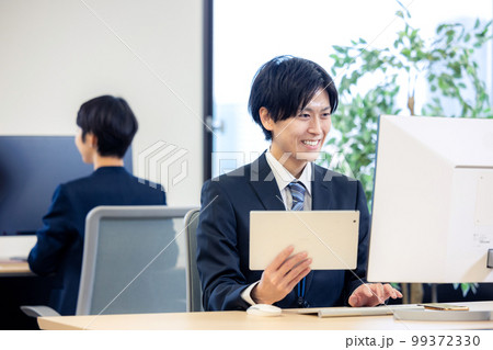 ビジネスマン　男性　オフィス 99372330
