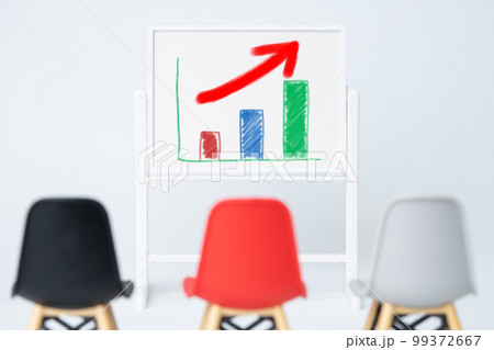ホワイトボードに描かれた伸びる棒グラフ ホワイトボードに描かれた伸びる棒グラフ 99372667