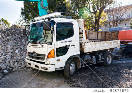 工事現場の産業廃棄物収集運搬車 ダンプトラックの挿し枠 工事現場の産業廃棄物収集運搬車 ダンプトラックの挿し枠 99372676