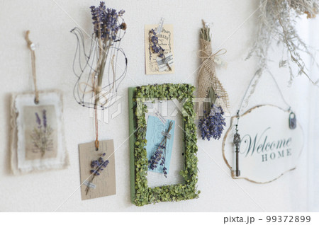 白い壁に飾られたラベンダー 99372899