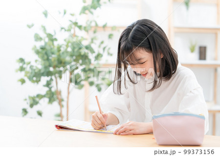 勉強をする小学生 女の子 勉強をする小学生 女の子 99373156