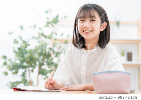 勉強をする小学生 女の子 勉強をする小学生 女の子 99373158