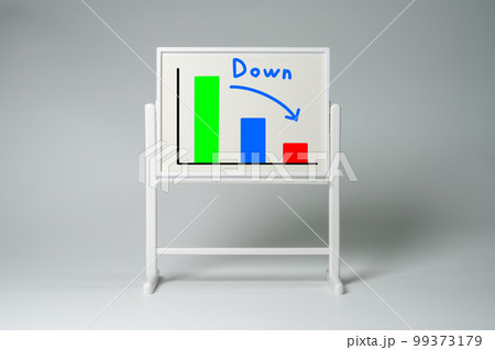 ホワイトボードに描かれた下がる棒グラフ 99373179
