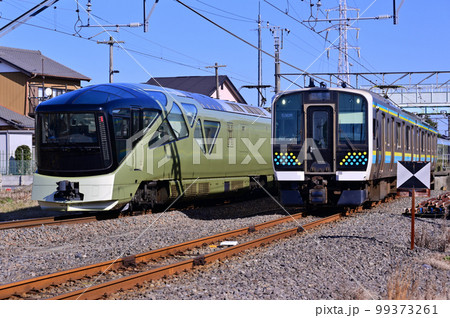 E001形四季島とE131系電車の交換風景 99373261