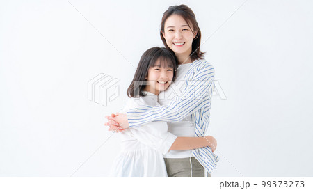 親子　ハグ　愛情 99373273
