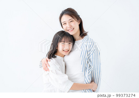 親子　ハグ　愛情 99373274