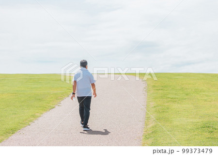 公園でウォーキング・有酸素運動する高齢者男性 99373479