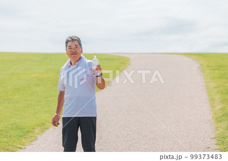 運動中に水分補給する高齢者男性(飲む・熱中症対策・発汗) 運動中に水分補給する高齢者男性(飲む・熱中症対策・発汗) 99373483