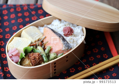 曲げわっぱに入れた焼き鮭の手作り和食弁当 99373513