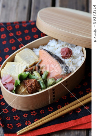 曲げわっぱに入れた焼き鮭の手作り和食弁当 99373514