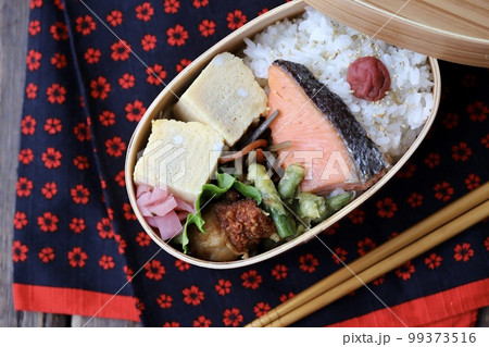曲げわっぱに入れた焼き鮭の手作り和食弁当 99373516