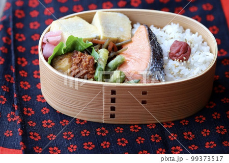 曲げわっぱに入れた焼き鮭の手作り和食弁当 曲げわっぱに入れた焼き鮭の手作り和食弁当 99373517