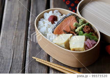 曲げわっぱに入れた焼き鮭の手作り和食弁当 99373520