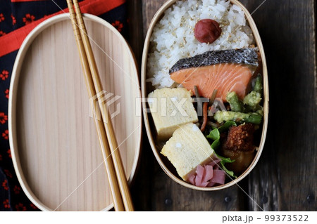 曲げわっぱに入れた焼き鮭の手作り和食弁当 曲げわっぱに入れた焼き鮭の手作り和食弁当 99373522