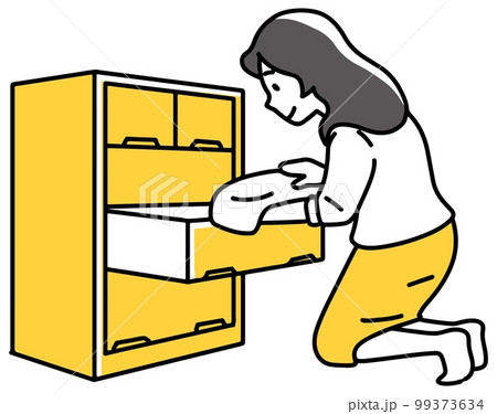 箪笥の中を整理する女性 箪笥の中を整理する女性 99373634