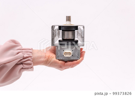 【マグネトロンを持つ女性】 99373826