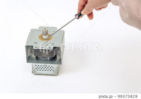 【マグネトロンとドライバーと女性】 99373829