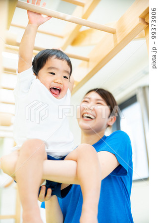 雲梯を楽しむ3歳の男の子 99373906