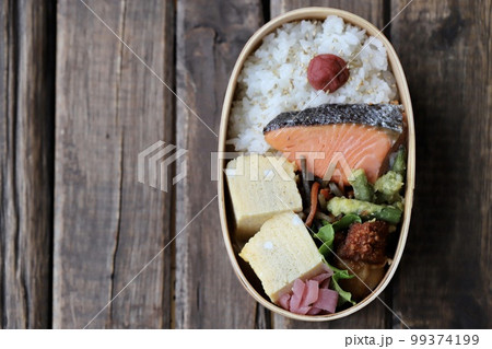 曲げわっぱに入れた焼き鮭の手作り和食弁当 曲げわっぱに入れた焼き鮭の手作り和食弁当 99374199