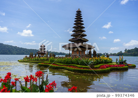ウルンダヌブラタン寺院と湖（インドネシア・バリ島） 99374346