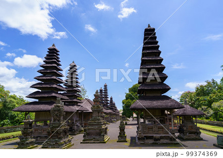 世界遺産タマンアユン寺院の神殿・多重塔メル(インドネシア・バリ島) 世界遺産タマンアユン寺院の神殿・多重塔メル(インドネシア・バリ島) 99374369