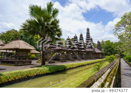 世界遺産タマンアユン寺院の回廊から見た多重塔メル(インドネシア・バリ島) 世界遺産タマンアユン寺院の回廊から見た多重塔メル(インドネシア・バリ島) 99374377