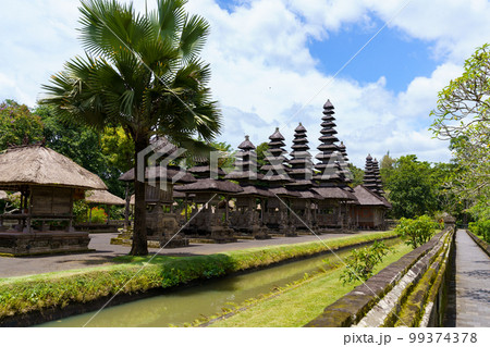 世界遺産タマンアユン寺院の回廊から見た多重塔メル（インドネシア・バリ島） 99374378