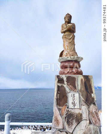 冬の陸奥湾　ほたて観音・青森県上北郡横浜町 99374481