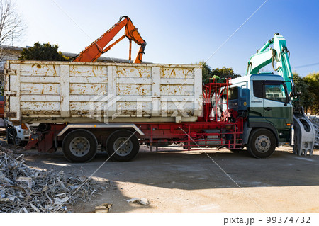 解体工事現場　廃棄物収集運搬車 99374732