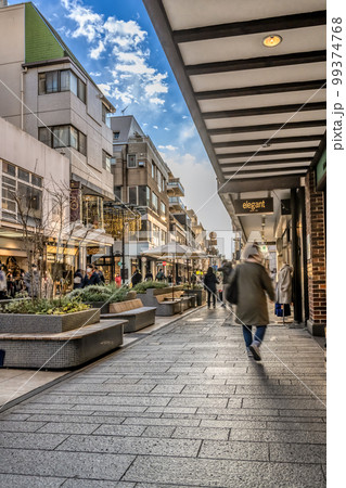横浜の都市風景　夕刻の横浜元町ショッピングストリート 99374768