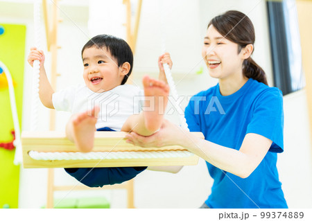 室内保育イメージ_ブランコ 室内保育イメージ_ブランコ 99374889
