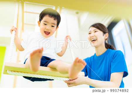 室内保育イメージ_ブランコ 99374892