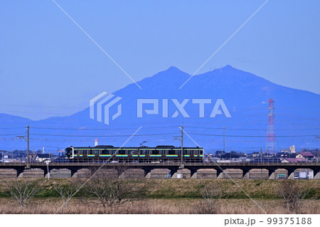 雄大な筑波山をバックに走る鹿島線E131系電車 雄大な筑波山をバックに走る鹿島線E131系電車 99375188