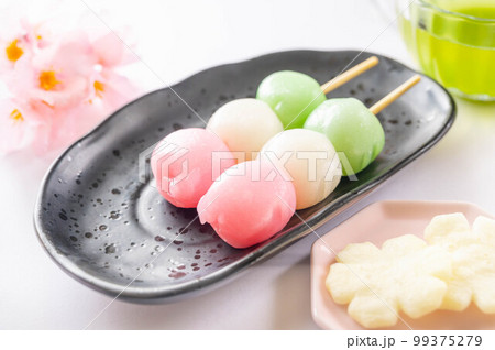 三色の花見だんご 99375279